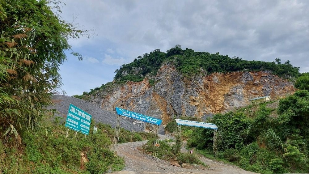Công ty Hồng Trường bị đình chỉ hoạt động khai thác khoáng sản 3 tháng và phải nộp phạt 200 triệu đồng.