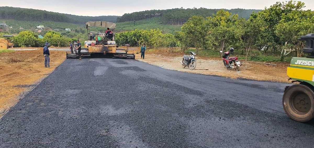 Lâm Đồng là một trong số các địa phương xảy ra tình trạng "sốt" đất, thu hút các nhà đầu tư, người dân địa phương; dẫn đến "nở rộ" tình trạng phân lô bán nền, giao dịch mua bán đất "sôi động" Lâm Đồng là một trong số các địa phương xảy ra tình trạng "sốt" đất, thu hút các nhà đầu tư, người dân địa phương; dẫn đến "nở rộ" tình trạng phân lô bán nền, giao dịch mua bán đất "sôi động"