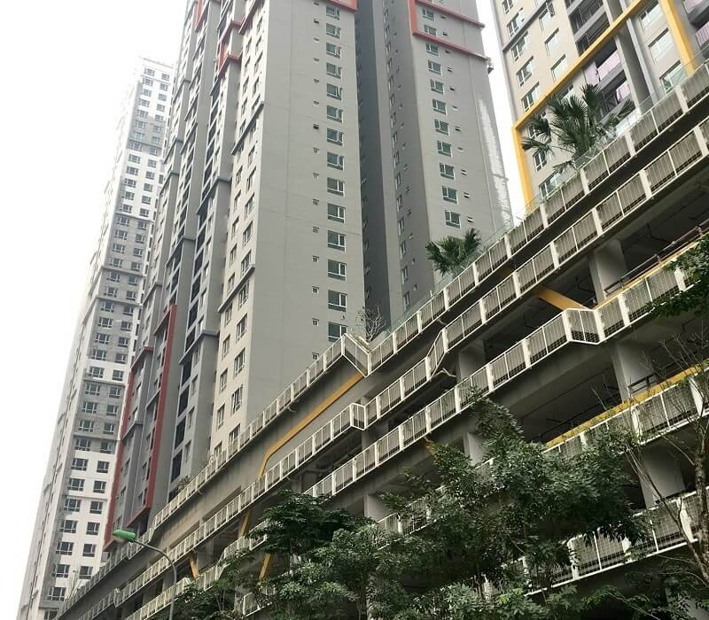 Tại chung cư Seasons Avenue (quận Hà Đông), Trưởng ban Quản trị Đào Văn Quang cho biết, kinh phí bảo trì của chung cư là 75 tỷ đồng, nhưng đến nay chủ đầu tư là Công ty TNHH Đầu tư CapitaLand - Hoàng Thành mới bàn giao 40 tỷ đồng. Số tiền 35 tỷ đồng chủ đầu tư giữ lại, với lý do ban quản trị chưa ký nhận bàn giao hệ thống kỹ thuật. Ban quản trị đã làm việc, yêu cầu chủ đầu tư phải hoàn thiện hệ thống kỹ thuật để bàn giao cho ban quản trị, tuy nhiên chủ đầu tư không thực hiện...