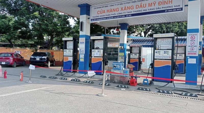 Nhiều cây xăng tại Hà Nội, TP HCM và một số tỉnh thành trên cả nước đồng loạt treo biển hết xăng, tạm ngừng bán... đã ảnh hưởng nghiêm trọng tới sản xuất và đời sống nhân dân cả nước.