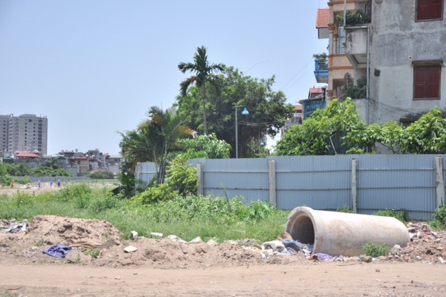 Mặc dù được phê duyệt quy hoạch gần một thập kỷ, tuy nhiên dự án nhà ở Ao Mơ (Hoàng Mai, Hà Nội) vẫn chưa thể thực hiện bởi những “thiếu sót” trong cơ sở pháp lý. Nhất là sự phản đối mạnh mẽ của người dân về giá trị thực tiễn của dự án.