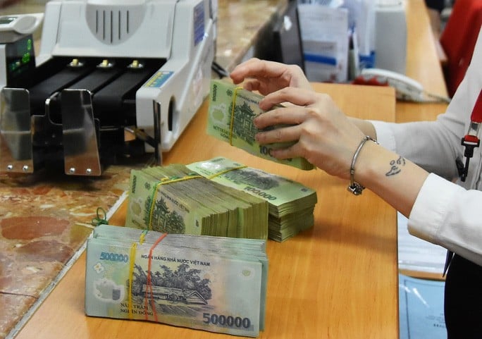 Không có quy định nào về lương tháng 13, không có văn bản pháp luật nào quy định doanh nghiệp phải trả tiền lương tháng thứ 13. Tuy nhiên, trong các hợp đồng lao động, hai bên người sử dụng lao động và người lao động có ký kết nội dung thưởng tiền tháng 13 thì bạn sẽ được nhận khoản tiền này