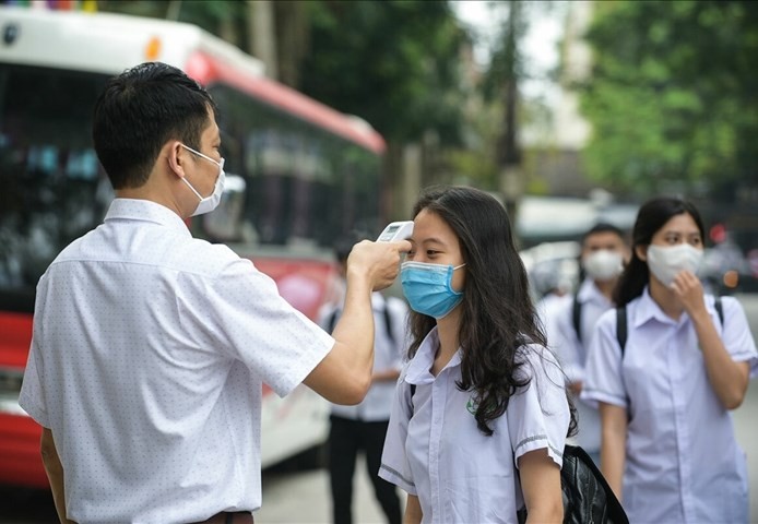 Theo hướng dẫn của Bộ Y tế gửi Sở Y tế Hà Nội, Bộ Y tế cũng chấp thuận cho Hà Nội sử dụng test nhanh để xác định tình trạng khỏi bệnh và cho ra viện.   Cụ thể, với người bệnh không triệu chứng, triệu chứng nhẹ sẽ được gỡ bỏ cách ly sau khi đủ 10 ngày điều trị, cách ly tại cơ sở y tế hoặc tại nhà, có kết quả xét nghiệm bằng test nhanh âm tính. 