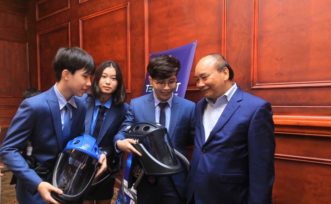 Nhóm tác giả được Chủ tịch nước Nguyễn Xuân Phúc khen ngợi tại Techfest 2020. Nhóm tác giả được Chủ tịch nước Nguyễn Xuân Phúc khen ngợi tại Techfest 2020.