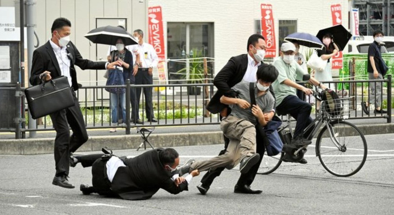 Nghi phạm bị lực lượng bảo vệ bắt giữ ngay sau khi bắn cựu Thủ tướng Abe bằng súng hoa cải. Ảnh: Asahi