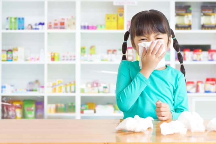 Trẻ dễ mắc bệnh cúm khi tiếp xúc với người bị mang virus gây bệnh.