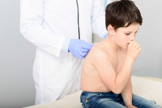 Khi trẻ có dấu hiệu của bệnh ho gà, cần cách ly trẻ ở nhà và cho trẻ đi khám bác sỹ.