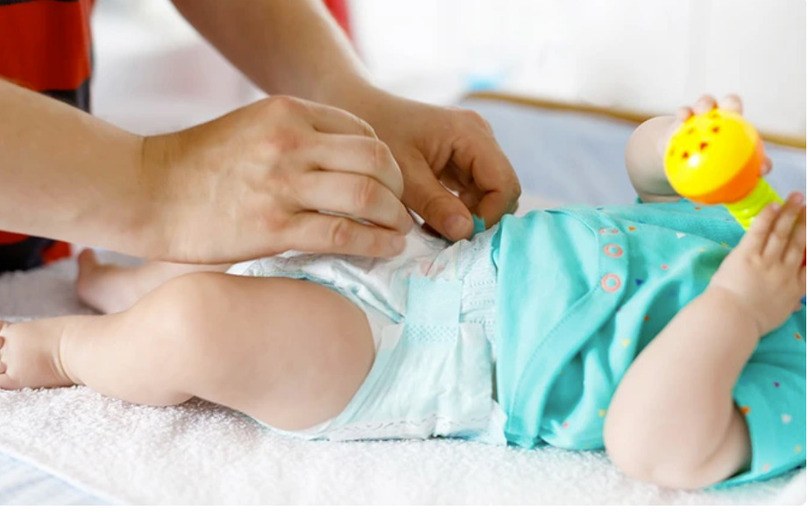 Cho trẻ từ 2 tháng tuổi đi uống vaccine phòng Rota virus để phòng bệnh tiêu chảy.