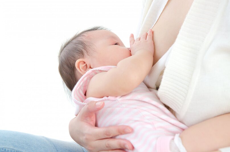 Sữa mẹ không chỉ một nguồn dinh dưỡng dồi dào mà còn chứa rất nhiều kháng thể giúp bé tăng cường hệ thống miễn dịch.