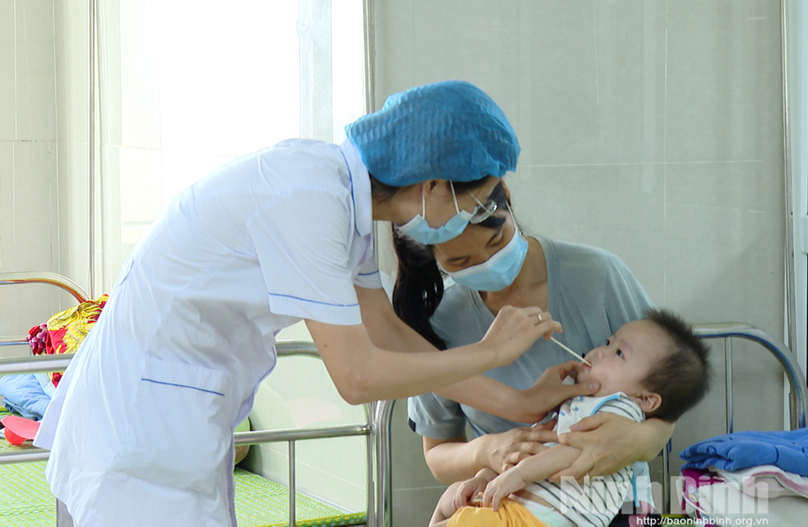 Khám bệnh cho trẻ mắc tay chân miệng tại Bệnh viện Sản Nhi tỉnh Ninh Bình. Ảnh: Hạnh Chi