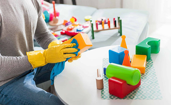 Vệ sinh đồ chơi cho trẻ là biện pháp phòng tránh bệnh tay chân miệng.