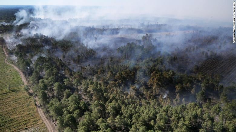 Đám cháy rừng thiêu rụi thảm thực vật ở Landiras, tây nam nước Pháp. Ảnh: CNN