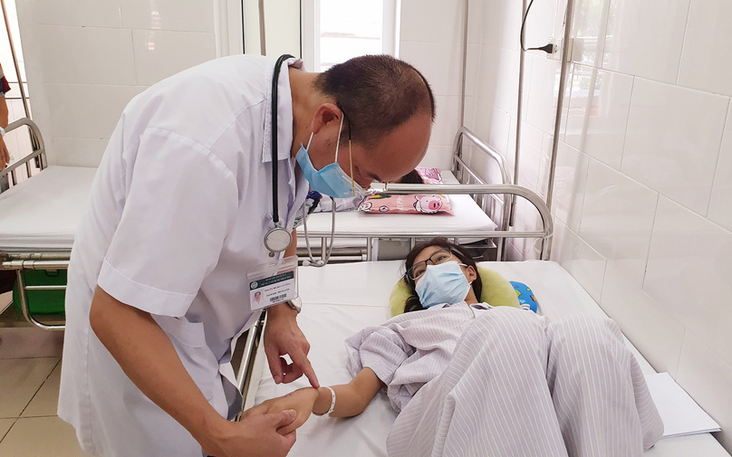 Điều trị bệnh nhân sốt xuất huyết tại Bệnh viện Bạch Mai, Hà Nội.