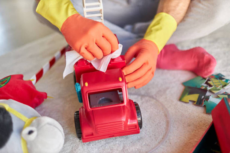 Vệ sinh sạch sẽ đồ chơi cho trẻ là biện pháp phòng bệnh tay chân miệng.