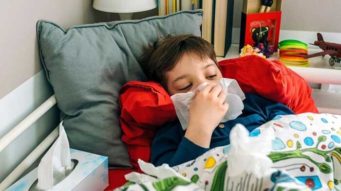 Triệu chứng cúm A ở trẻ có thể dễ nhầm lẫn, cha mẹ cần theo dõi sát sao để tránh các biến chứng có thể xảy ra.