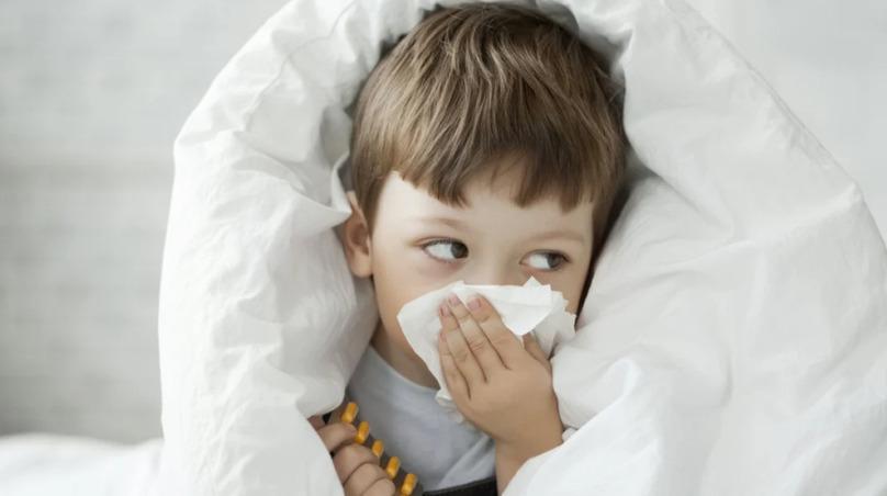 Sổ mũi hay nghẹt mũi là triệu chứng thường thấy khi trẻ mắc cúm A.