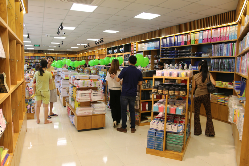 Người dân tham quan và mua sắm tại siêu thị TẠI SÁCH sau khi mở cửa.