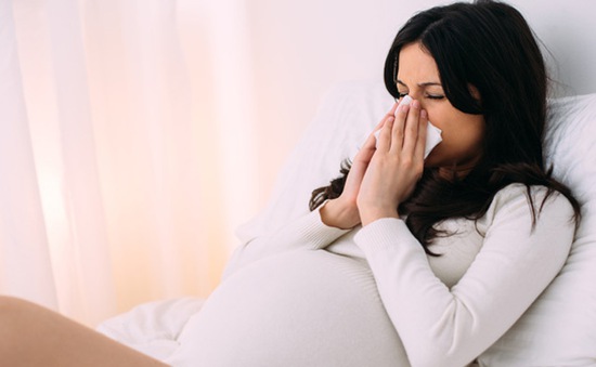 Phụ nữ mang thai bị cúm không những ảnh hưởng xấu tới sức khỏe của mẹ mà còn cản trở đến sự phát triển của thai nhi.