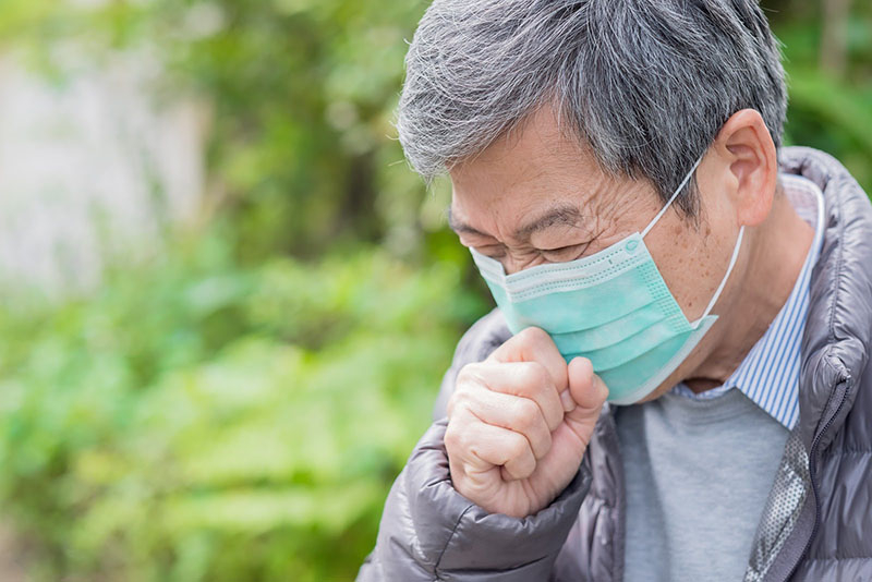 Người già là đối tượng dễ bị mắc cúm A do sức đề kháng kém.