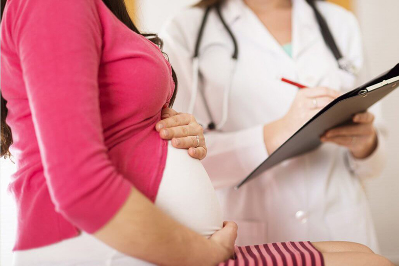 Phụ nữ mang thai nên đi khám sớm hoặc thực hiện xét nghiệm cúm A để được chỉ định điều trị phù hợp.