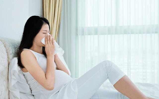 Phụ nữ mang thai mắc cúm A thường có triệu chứng nghẹt mũi, chảy nước mũi.