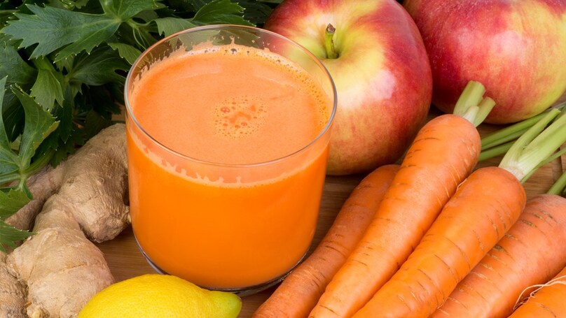Các loại nước ép hoa quả như táo, cam, dưa, ổi,... rất giàu vitamin, giúp người cúm A tăng sức đề kháng.