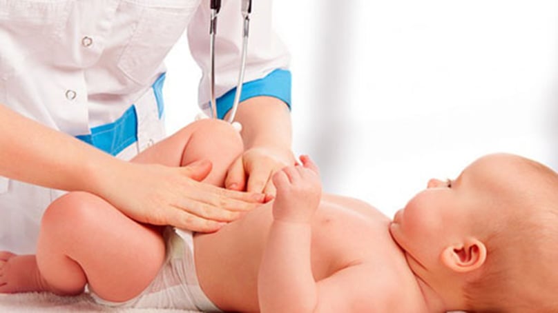 Khi trẻ sơ sinh có dấu hiệu bất thường về sức khỏe cha mẹ nên đưa bé đi khám để có hướng xử lý kịp thời.