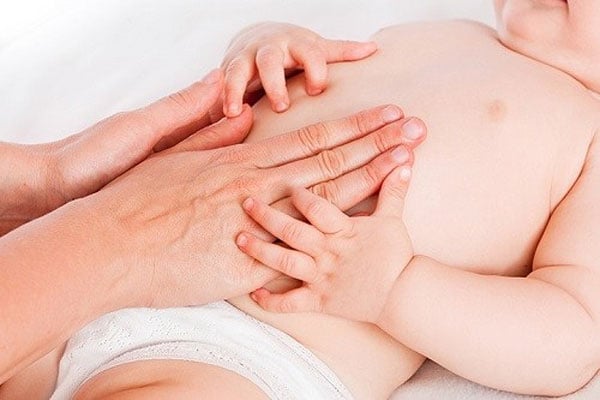 Massage bụng cho bé giúp giảm triệu chứng táo bón khi bé mắc phải.