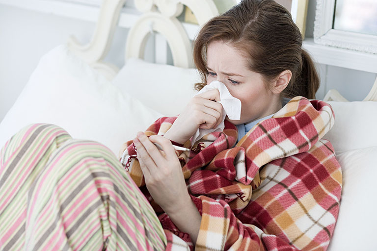 Cúm A và cảm lạnh có những triệu chứng tương đồng như sốt, đau đầu, chảy nước mũi, rát họng…