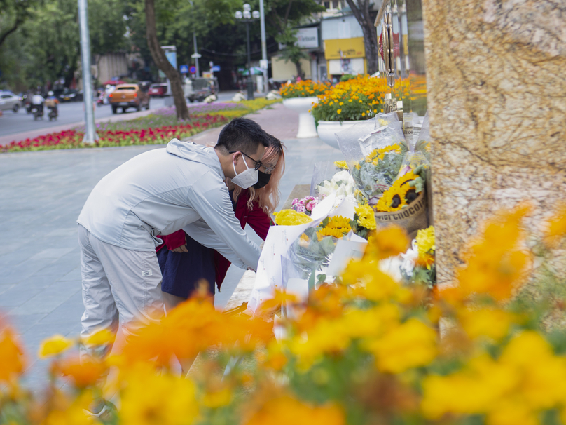 Nhiều bạn trẻ cũng tới tượng đài đặt những bó hoa tươi để bày tỏ niềm thương tiếc tới những chiến sĩ anh dũng hy sinh.