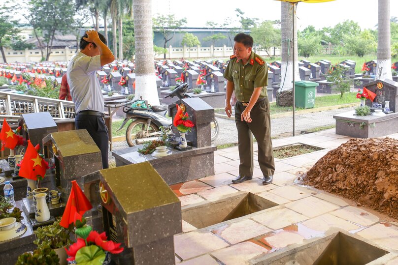 Thượng tá Hoàng Hoá, phó trưởng công an quận Bắc Từ Liêm và các cán bộ đến giám sát, kiểm tra 3 ngôi mộ để đón 3 chiến sĩ để buổi lễ diễn ra an toàn và chu đáo nhất.