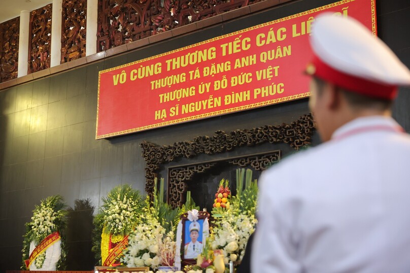 Đúng 13h ngày 5/8, Công an Hà Nội tổ chức trọng thể lễ tang 3 liệt sĩ theo nghi thức của lực lượng Công an Nhân dân.