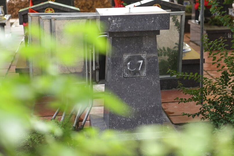 Cột mốc đánh dấu khu mộ C7 nơi đặt phần mộ của 3 chiến sĩ.