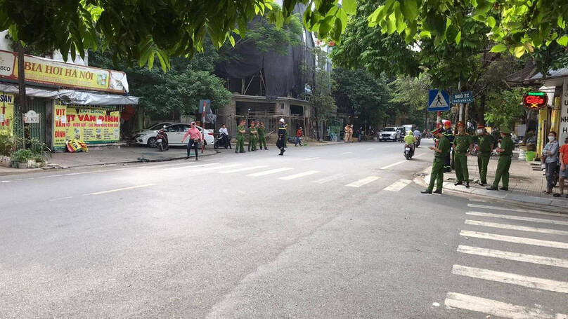 Đường Văn La - Phú La (quận Hà Đông) gần nhà liệt sỹ Đỗ Đức Việt được lực lượng chức năng đảm bảo an ninh trật tự và giao thông thông suốt. Ảnh: Báo Giao thông

