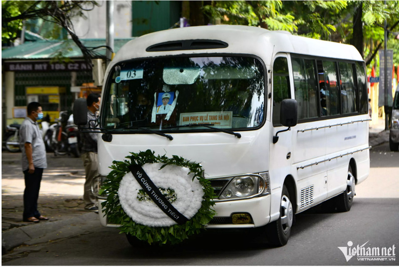 9h30 tại gia đình chiến sĩ Nguyễn Đình Phúc, chiếc xe tang với vòng hoa trắng đưa thi hài và di ảnh hạ sĩ trẻ tuổi tới chung cư C3 nghĩa Tân (quận Cầu Giấy).