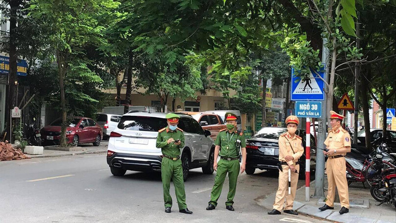 Lực lượng công an, CSGT chốt trực tại phố Văn La. Ảnh: Báo Giao thông

