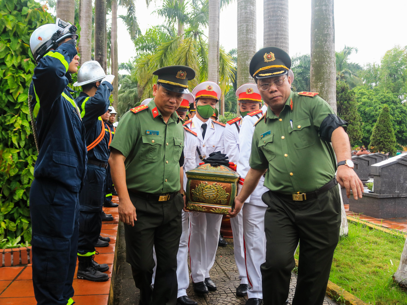 Trung tướng Nguyễn Hải Trung, Giám đốc Công an TP Hà Nội và Đại tá Phạm Thanh Hùng, Phó Giám đốc Công an Thành phố đưa hài cốt Liệt sỹ đến nơi an táng.