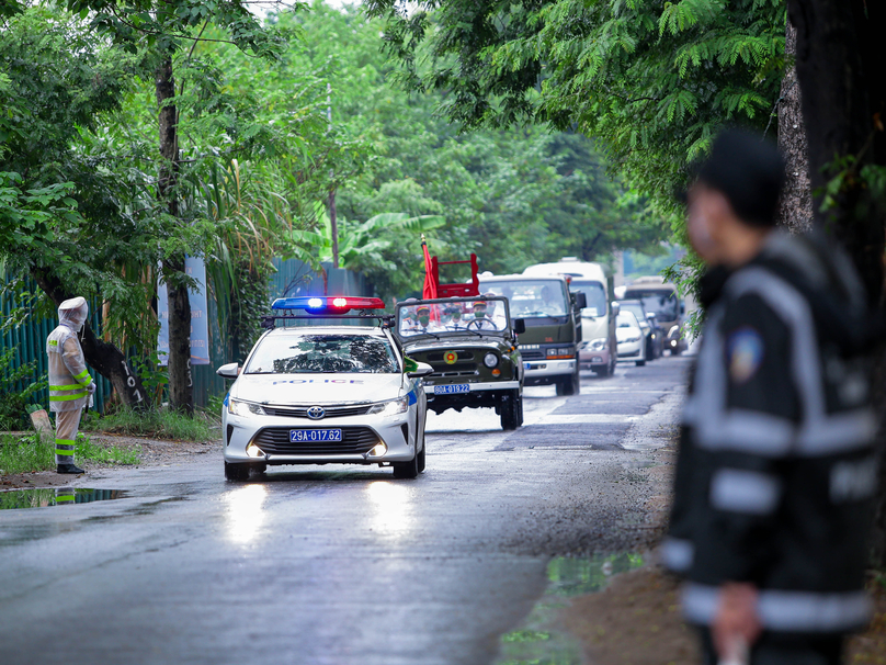 Khoảng 7h sáng, đoàn xe đưa di hài hạ sĩ Nguyễn Đình Phúc về tới Nghĩa trang Liệt sỹ TP Hà Nội.