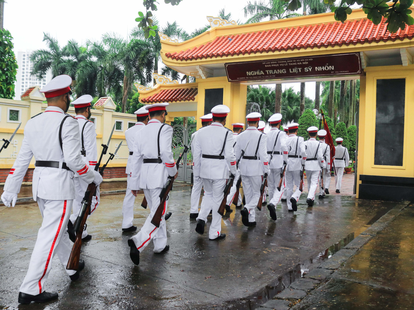 Đoàn quân tiến vào nghĩa trang, mang theo di ảnh và tro cốt của đồng chí Nguyễn Đình phúc từ Đài hoá thân Hoàn Vũ về đây.