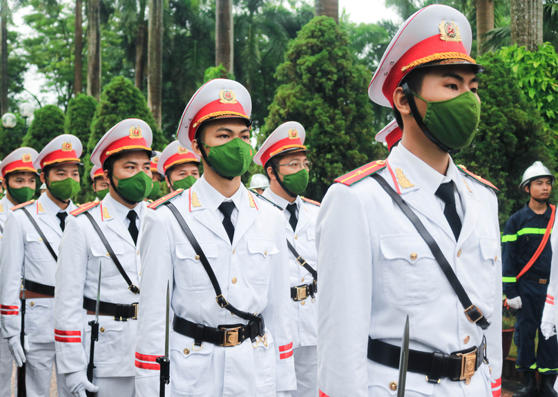 Đồng đội nghiêm trang đứng chào liệt sỹ Nguyễn Đình Phúc lần cuối.