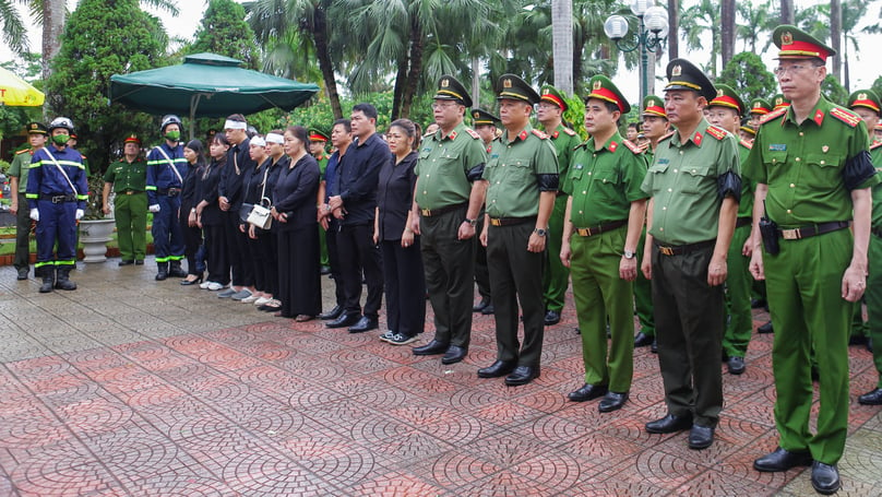 Lãnh đạo CATP Hà Nội và người thân, gia quyến của liệt sỹ Nguyễn Đình Phúc tại buổi lễ.