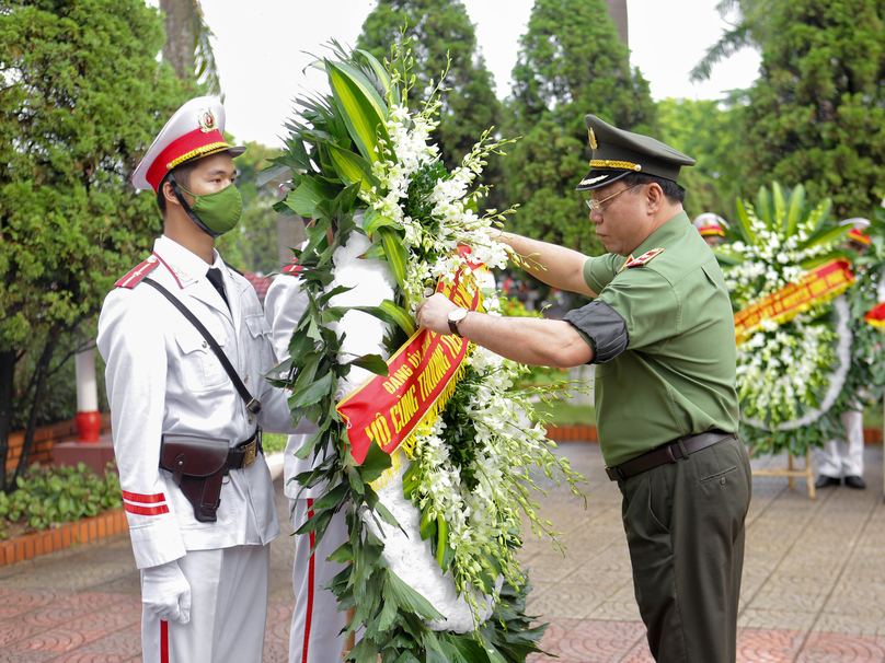 Trung tướng Nguyễn Hải Trung, Giám đốc Công an TP Hà Nội chỉnh vòng hoa, tưởng nhớ anh linh liệt sỹ trẻ.
