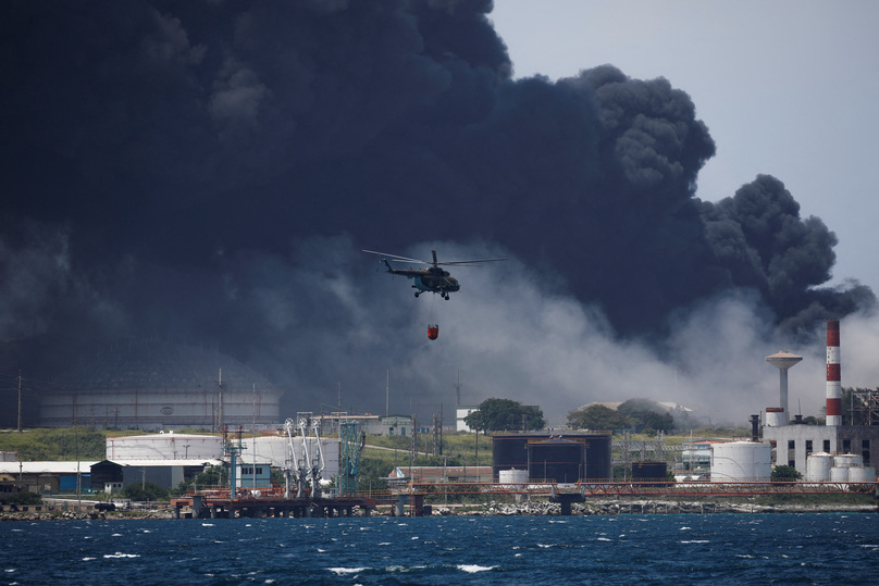 Máy bay trực thăng dùng nước dập lửa. Ảnh: REUTERS