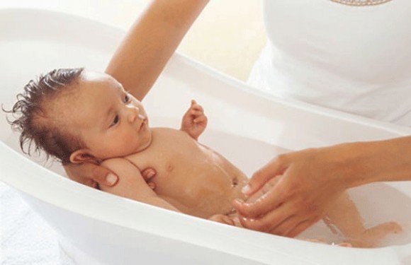 Vệ sinh sạch sẽ cho trẻ bằng nước ấm để tránh cơ thể bé bị phát ban.