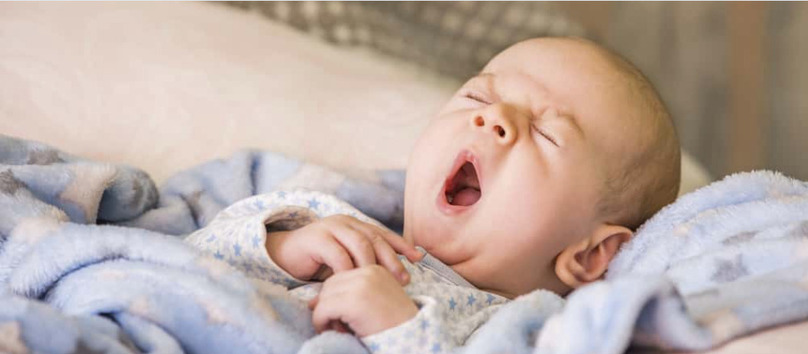 Nên cho trẻ ngủ nơi mát mẻ, thông thoáng không khí phòng tránh phát ban nhiệt.