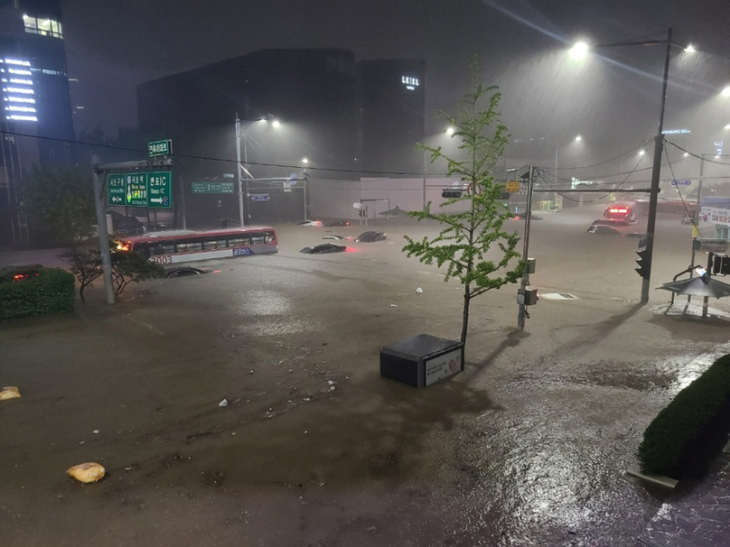 Các tuyến đường ở thủ đô Seoul chìm trong lũ. Ảnh: Yonhap