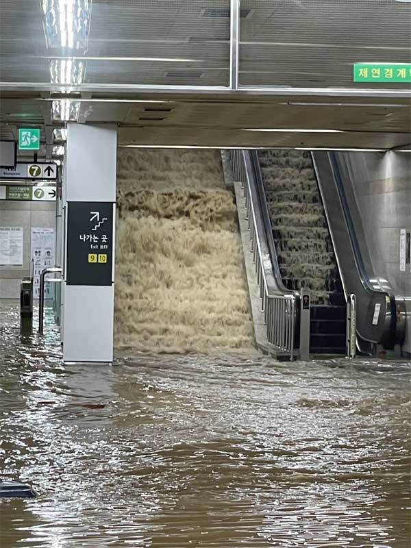 Nước mưa tràn vào ga tàu điện ngầm Isu ở phía Nam Seoul. Ảnh: Yonhap