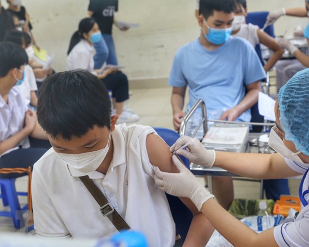 Nhân viên y tế phường Minh Khai tiêm mũi vaccine nhắc lại cho học sinh trường THCS Hà Huy Tập.
