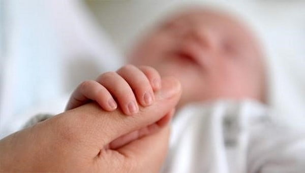 Khi trẻ có dấu hiệu nhiễm khuẩn sơ sinh cha mẹ nên đưa bé đến bệnh viện để được thăm khám và điều trị kịp thời.