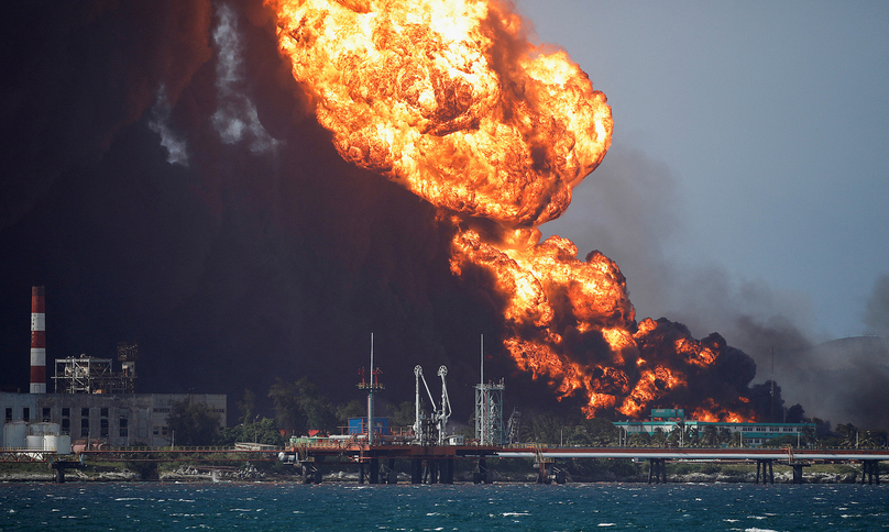 Khói lửa bốc lên từ đám cháy tại kho dầu ở Matanzas hôm 8/8. Ảnh: Reuters